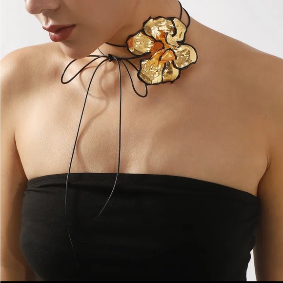Elegant Gold Floral Choker Necklace - Picture 3 of 14
